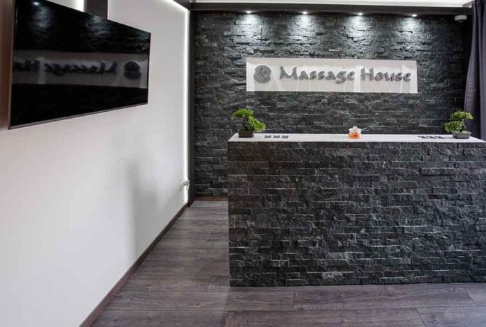 recepcios allas, recepcios munka bemutatására a Massage House masszázs szalon recepció pultja